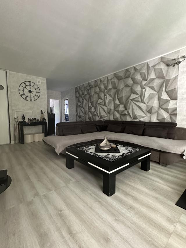 Appartement 5 pièces Vaux le penil disponible à la Vente