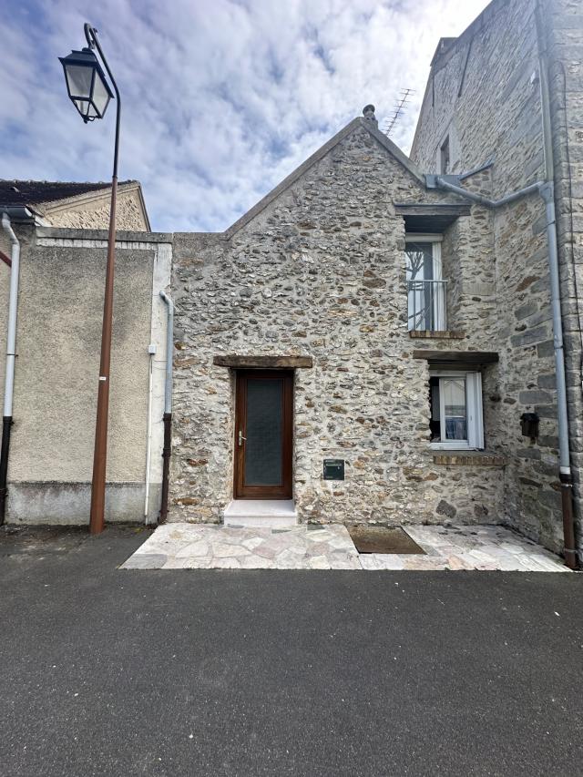 Maison De Village 3 pièces St germain laxis disponible à la Location