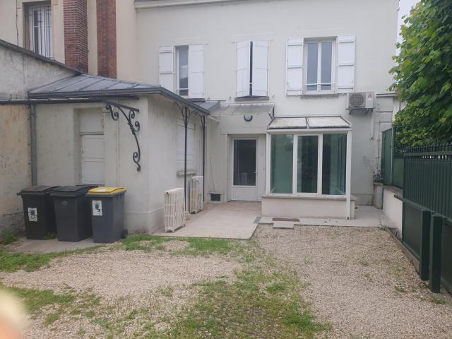 Local Professionnel  pièces Melun disponible à la Location