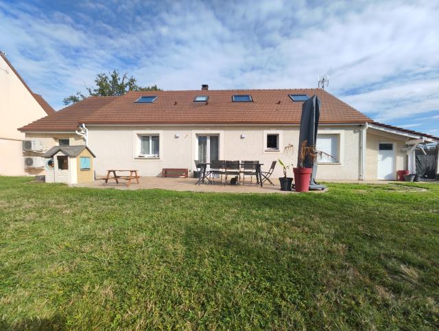 Maison 7 pièces Pamfou disponible à la Vente