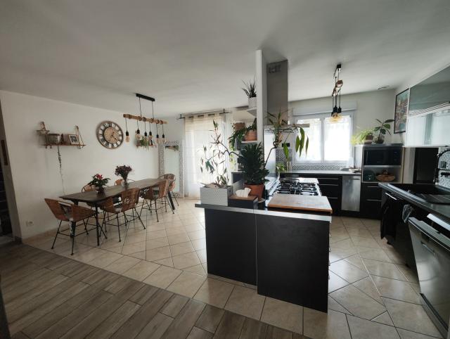 Maison 7 pièces Pamfou disponible à la Vente